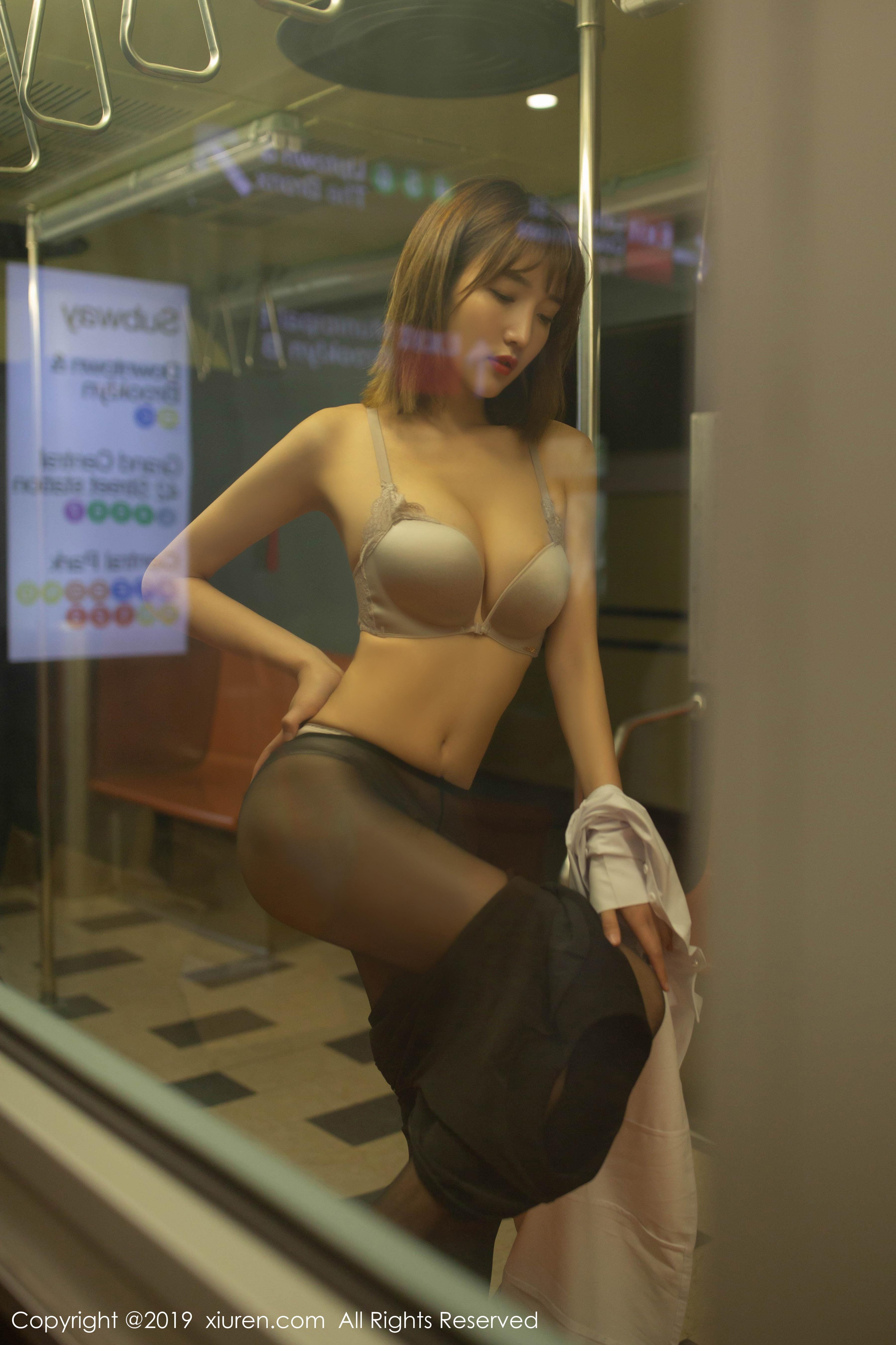 穿着丁字裤与黑丝显露丰满美臀翘臀线条
